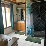 Salon Independant, Salle De Bain Wc Prives, Jardin Prive, Piscine Partagee Pres D'un 홈스테이