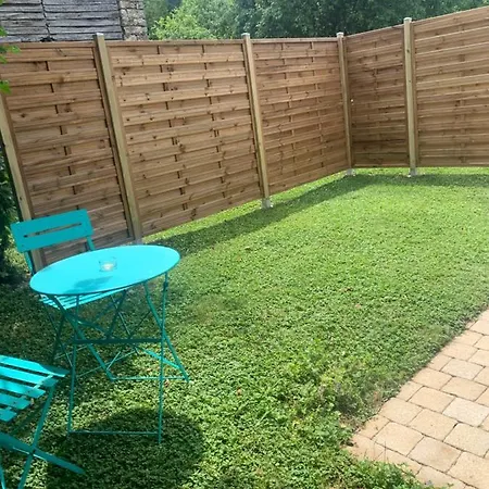 Salon Independant, Salle De Bain Wc Prives, Jardin Prive, Piscine Partagee Pres D'un Privatunterkunft