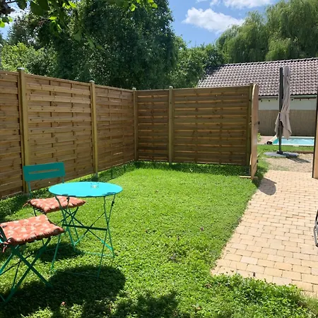 Salon Indépendant, Salle De Bain Wc Privés, Jardin Privé, Piscine Partagée Près D'un