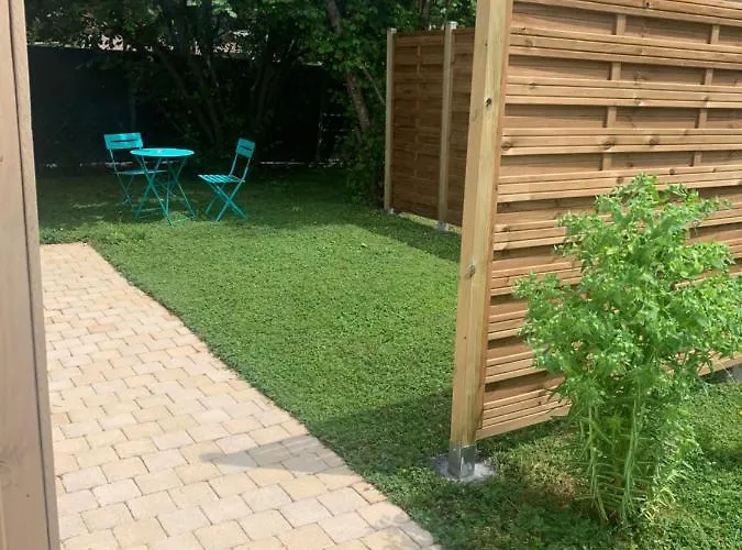 Salon Independant, Salle De Bain Wc Prives, Jardin Prive, Piscine Partagee Pres D'un Mesnil-Saint-Pere