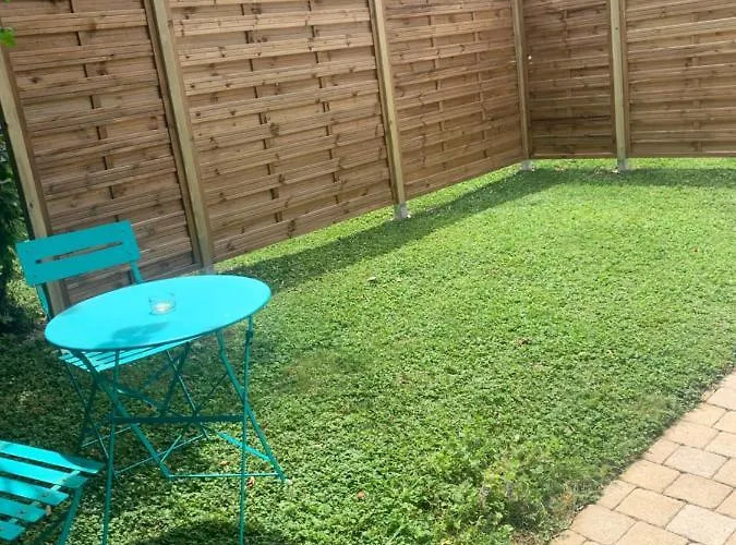 Salon Independant, Salle De Bain Wc Prives, Jardin Prive, Piscine Partagee Pres D'un Homestay