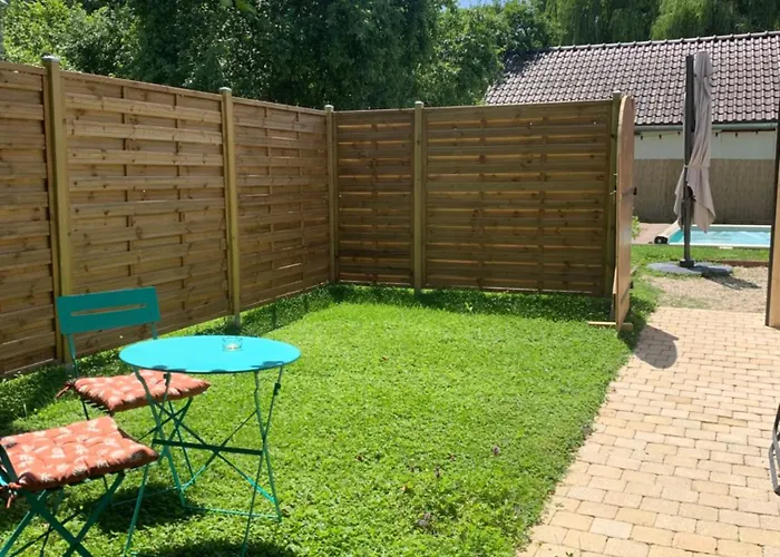 Salon Indépendant, Salle De Bain Wc Privés, Jardin Privé, Piscine Partagée Près D'un