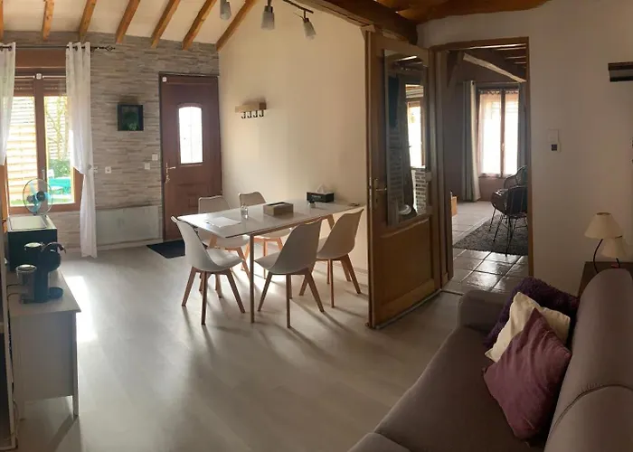 Salon Independant, Salle De Bain Wc Prives, Jardin Prive, Piscine Partagee Pres D'un