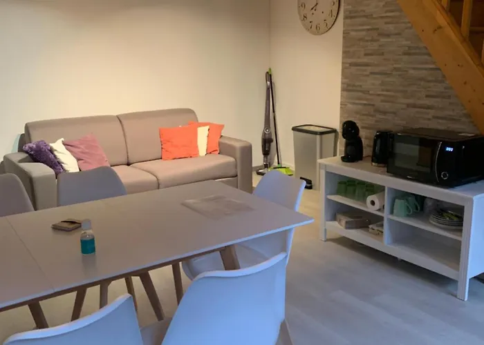 Alloggio in famiglia Salon Indépendant, Salle De Bain Wc Privés, Jardin Privé, Piscine Partagée Près D'un