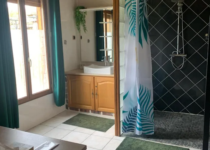 Salon Independant, Salle De Bain Wc Prives, Jardin Prive, Piscine Partagee Pres D'un Homestay