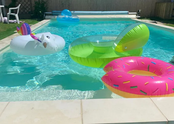 Salon Independant, Salle De Bain Wc Prives, Jardin Prive, Piscine Partagee Pres D'un Homestay *